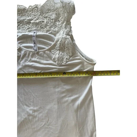Leo & Nicole Women's Crochet Tank Top White Stretch USA Size Medium - Picture 3 of 8